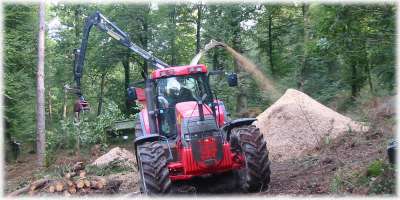 Le broyeur  grappin : produire des plaquettes de bois, sur place, grce  un broyeur attach au tracteur.